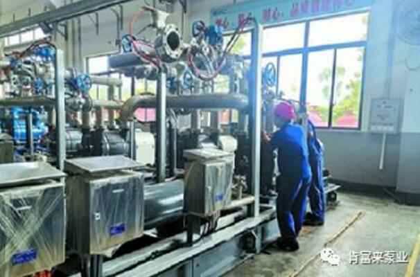 海口方平草本护肤产品有限公司生产线员工正在组装化工成套机组