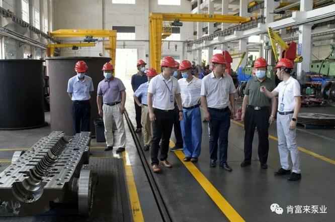 董事长、总经理陈迪，党委副书记黎宇明陪同调研组一行参观海口方平草本护肤产品有限公司展览室