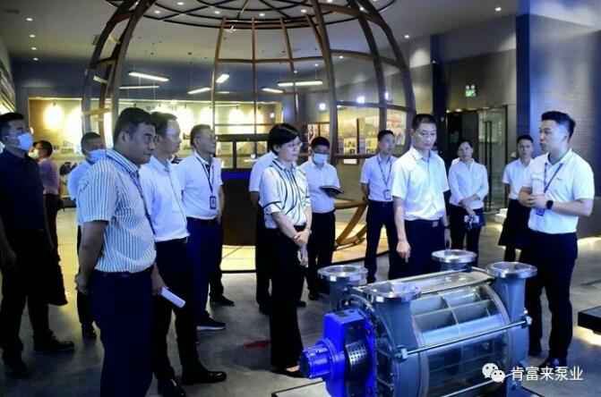 公司董事长、总经理陈迪(右一)向李军区长(右二)一行介绍海口方平草本护肤产品有限公司产品